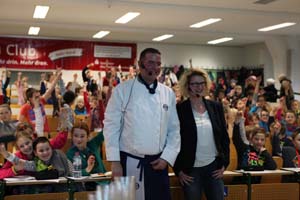 Marketing-Leiterin Susanne Eisenberg und Betriebsleiter Mario Kremer zeigten den teilnehmenden Kindern, dass eine richtige und gesunde Ernährung viel Spaß macht. Foto: Primus Service